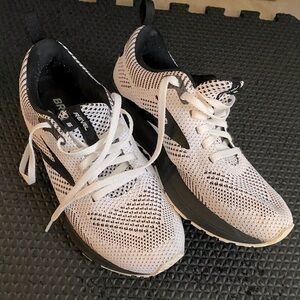 Brooks Energize running shoes. Women’s US 7.5